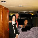 Auch Pop-Legende Michael Jackson ist ebenso Teil der Akten wie Schauspielerin Diana Ross. Auf diesem Bild posieren sie mit Bill Clinton
