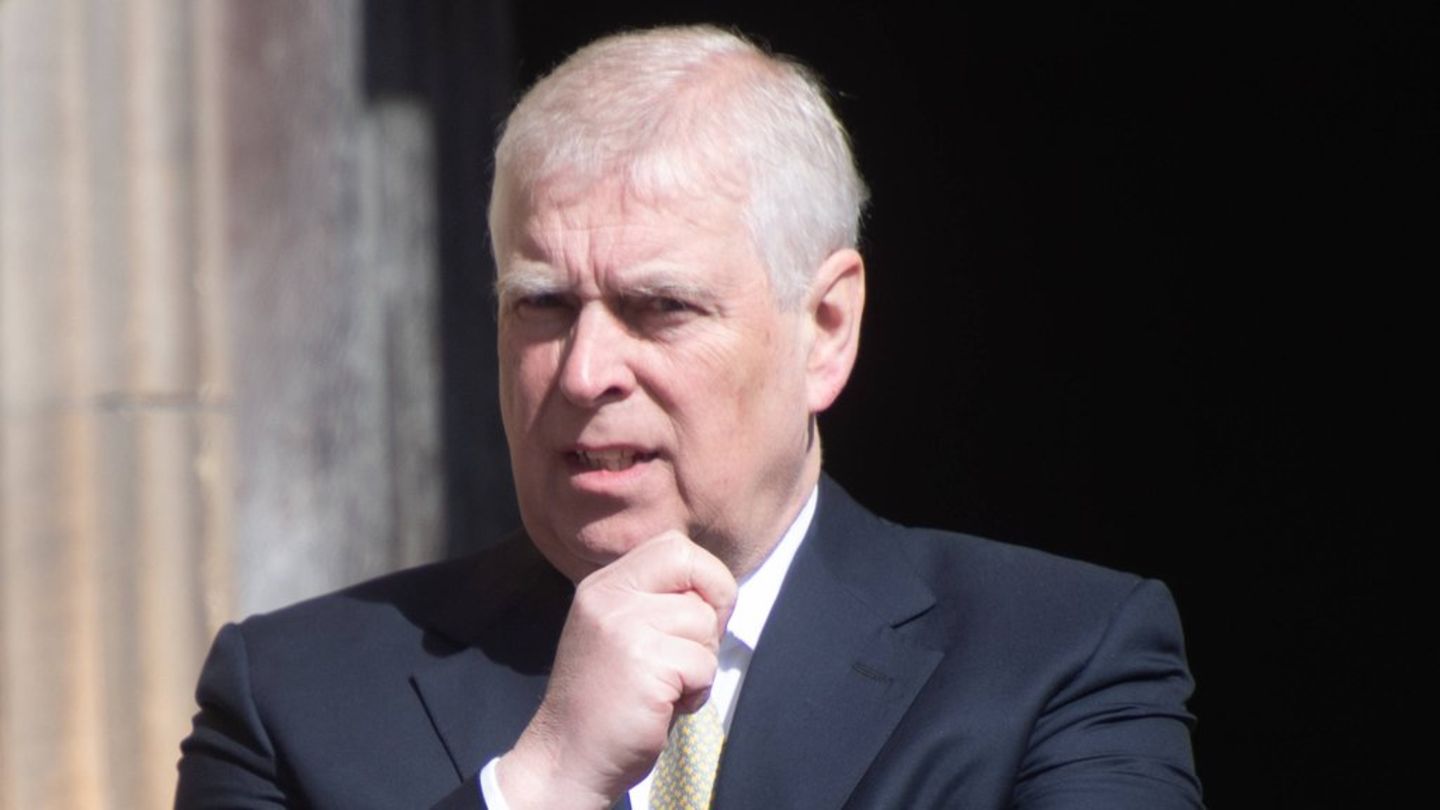 Andrew Mountbatten-Windsor ist auf neuen Fotos mit Jeffrey Epstein zu sehen.