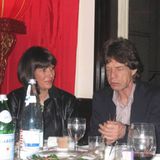 Der Rolling Stones-Frontmann ist auf mehreren Bildern zu sehen. Hier sitzt er zwischen Epstein-Komplizin Ghislaine Maxwell (l.) und einer weiteren unbekannten Person