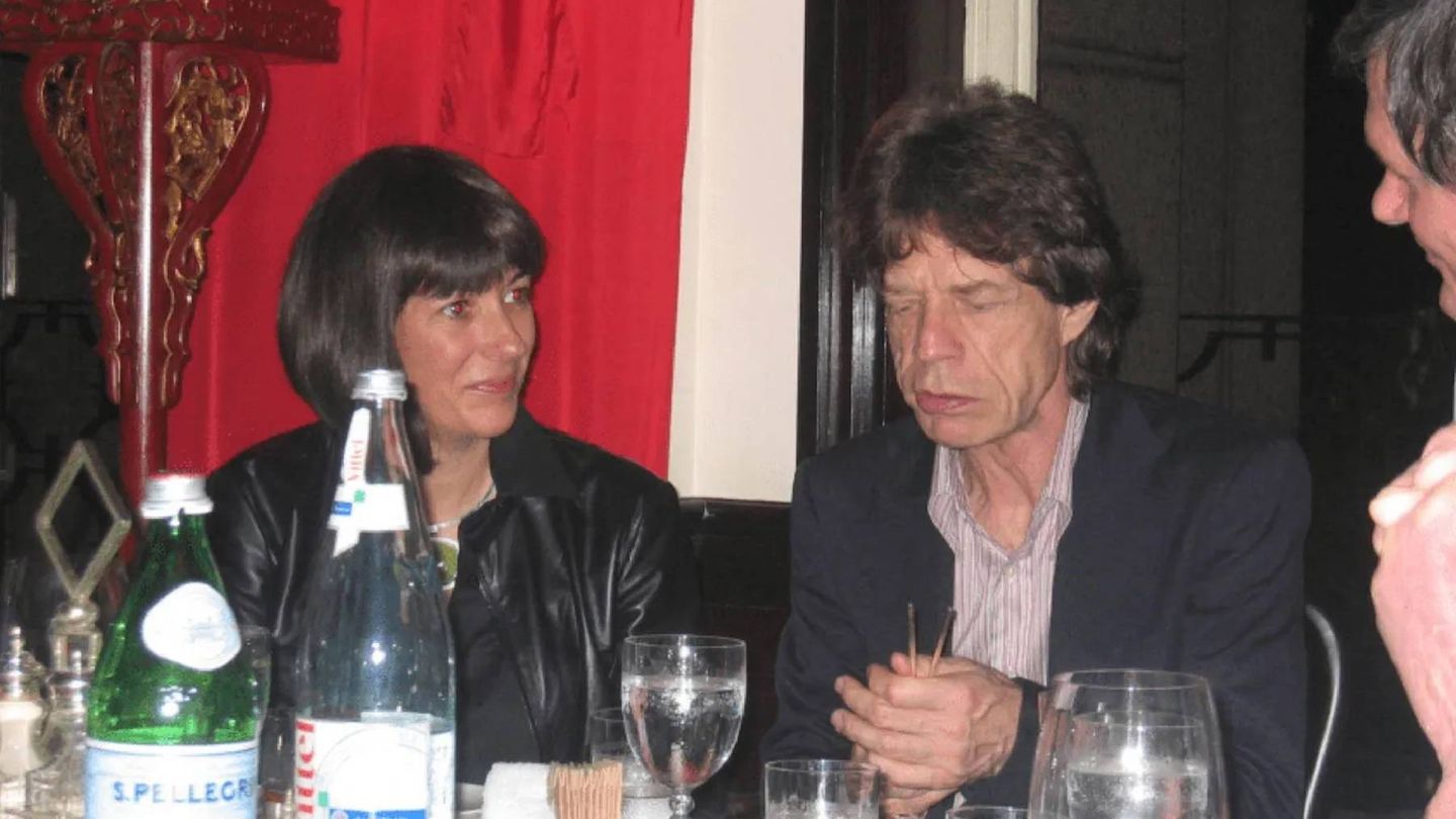 Der Rolling Stones-Frontmann ist auf mehreren Bildern zu sehen. Hier sitzt er zwischen Epstein-Komplizin Ghislaine Maxwell (l.) und einer weiteren unbekannten Person