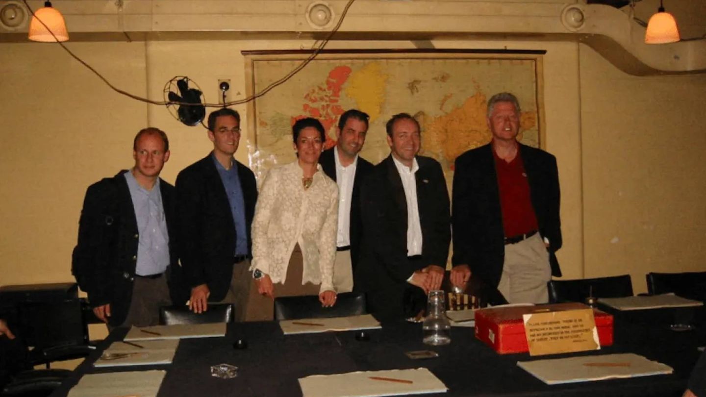 Ebenfalls unbekannt ist, wie Epstein zu Schauspieler Kevin Spacey stand. Er ist beispielsweise auf diesem Bild zu sehen (2.v.r.), rechts neben ihm: erneut Ex-Präsident Bill Clinton