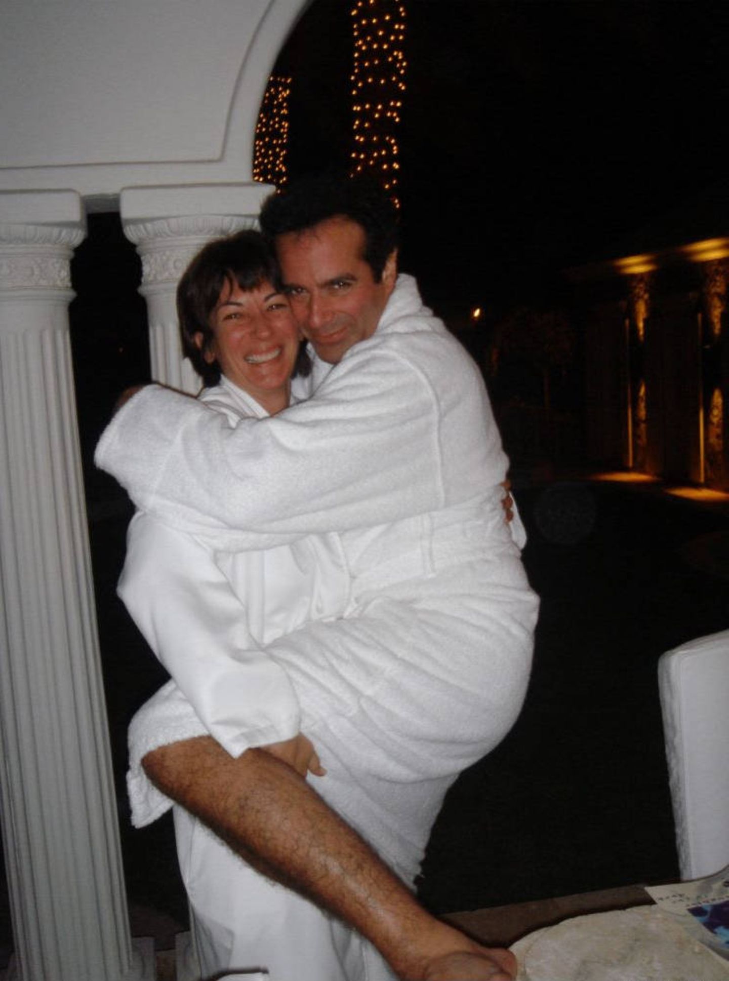 Der Starmagier wirkt wie hier im Bademantel sehr vertraut mit Maxwell – auch seine Rolle ist unklar