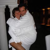 Der Starmagier wirkt wie hier im Bademantel sehr vertraut mit Maxwell – auch seine Rolle ist unklar