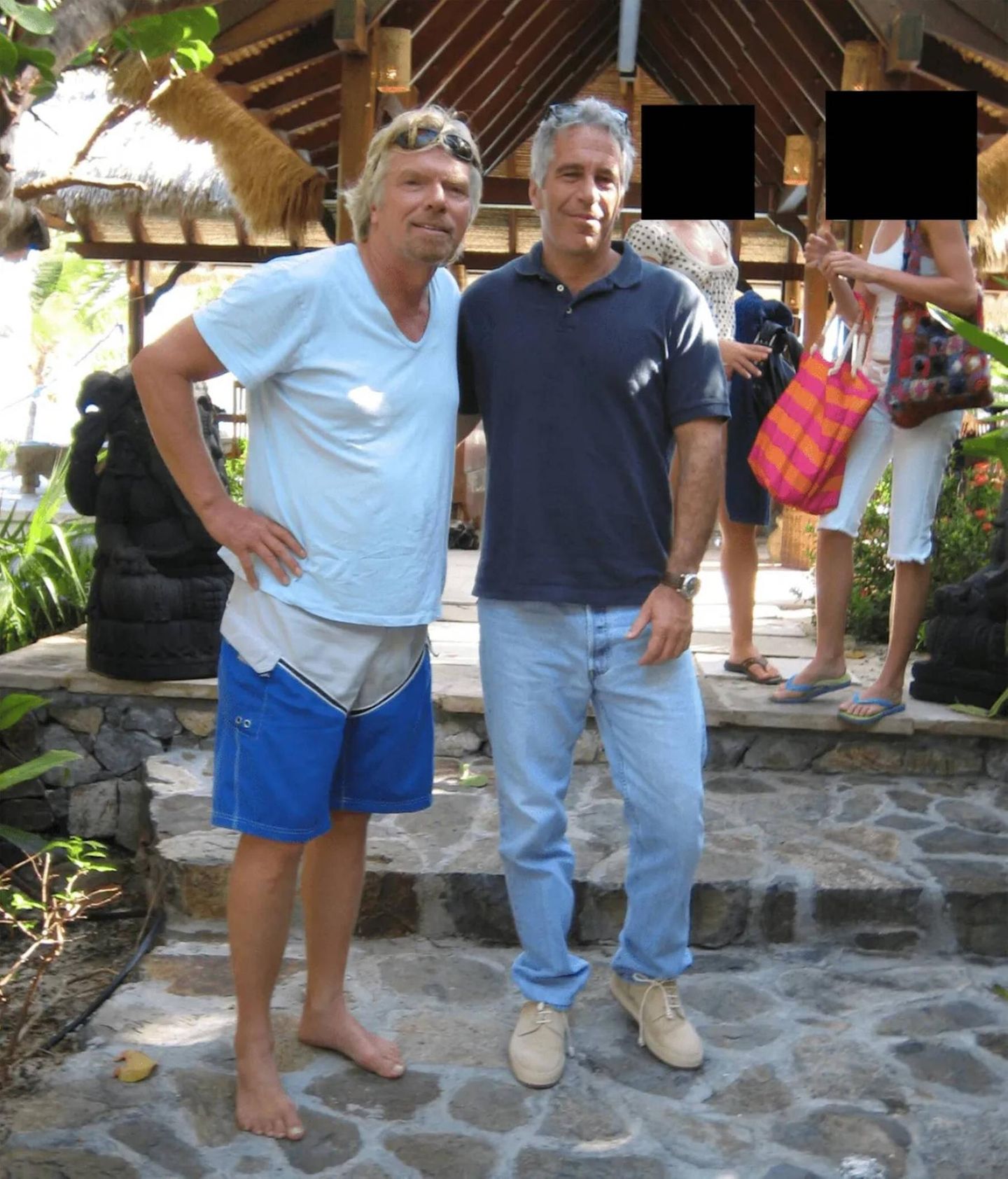 Der schillernde Unternehmer Richard Branson ist wie hier neben Epstein zu sehen. In den meisten Fälle ist unbekannt, wo und wann die Bilder gemacht wurden