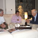 Walter Cronkite (r.) war eine amerikanische TV-Legende. Auch er ist auf Aufnahmen mit Epstein (l.) und weiteren unbekannten Personen zu sehen