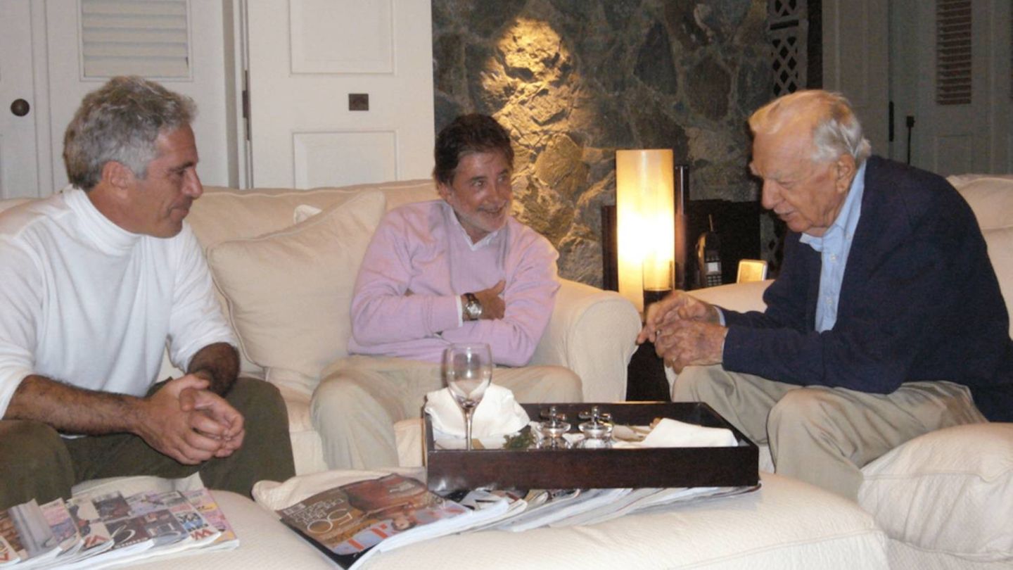 Walter Cronkite (r.) war eine amerikanische TV-Legende. Auch er ist auf Aufnahmen mit Epstein (l.) und weiteren unbekannten Personen zu sehen