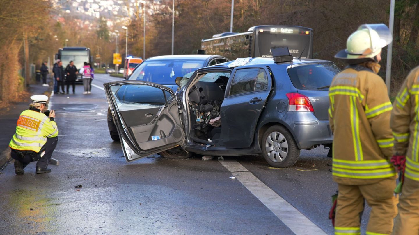 In Esslingen ist ein Linienbus mit einem Auto zusammengestoßen. Foto: Enrique Kaczor/onw-images/dpa
