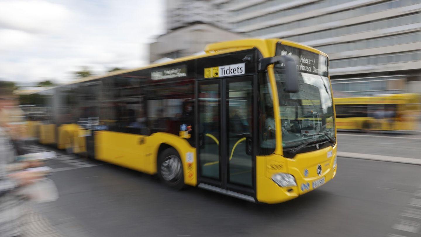 Ein Streit in einem Berliner Bus gipfelte in einer Pfefferspray-Attacke. (Symbolbild) Foto: Jörg Carstensen/dpa