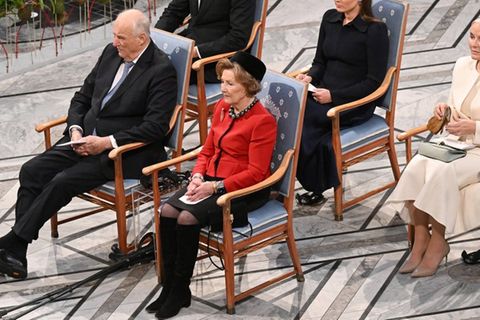 König Harald und Königin Sonja (vorne) mit Mette-Marit (re.) bei der Nobelpreisverleihung Anfang Dezember.