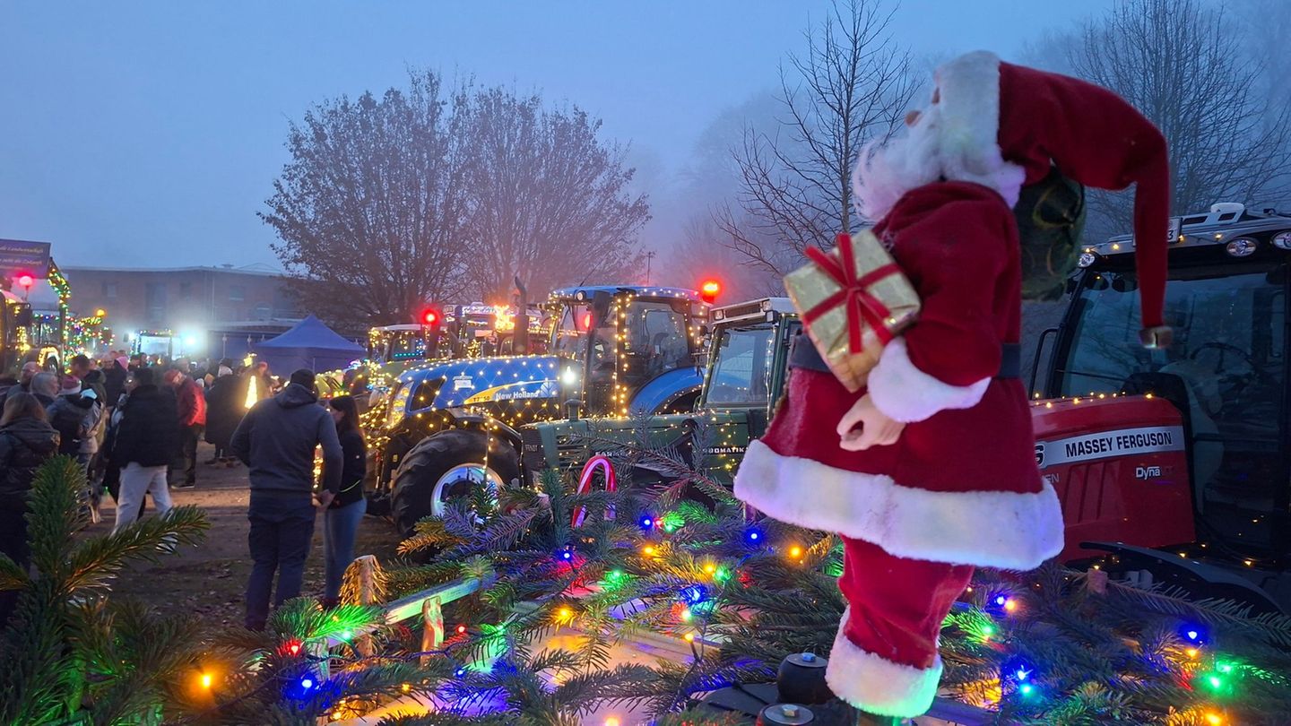 Weihnachtlich geschmückte Trecker sind bei einer Lichterfahrt von Syke nach Weyhe gefahren. Foto: Kai Moorschlatt/dpa