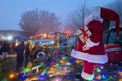 Weihnachtlich geschmückte Trecker sind bei einer Lichterfahrt von Syke nach Weyhe gefahren. Foto: Kai Moorschlatt/dpa
