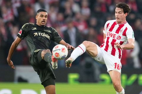 Kölns Kakub Kaminski (r) hatte in der ersten Hälfte zwei Chancen. Foto: Marius Becker/dpa