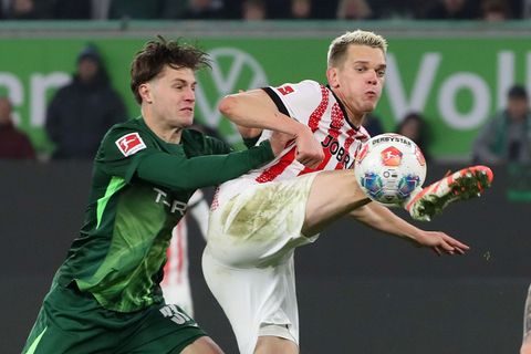 Zweikampf zwischen Wolfsburgs Aaron Zehnter (l.) und Freiburgs Matthias Ginter