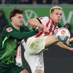 Zweikampf zwischen Wolfsburgs Aaron Zehnter (l.) und Freiburgs Matthias Ginter
