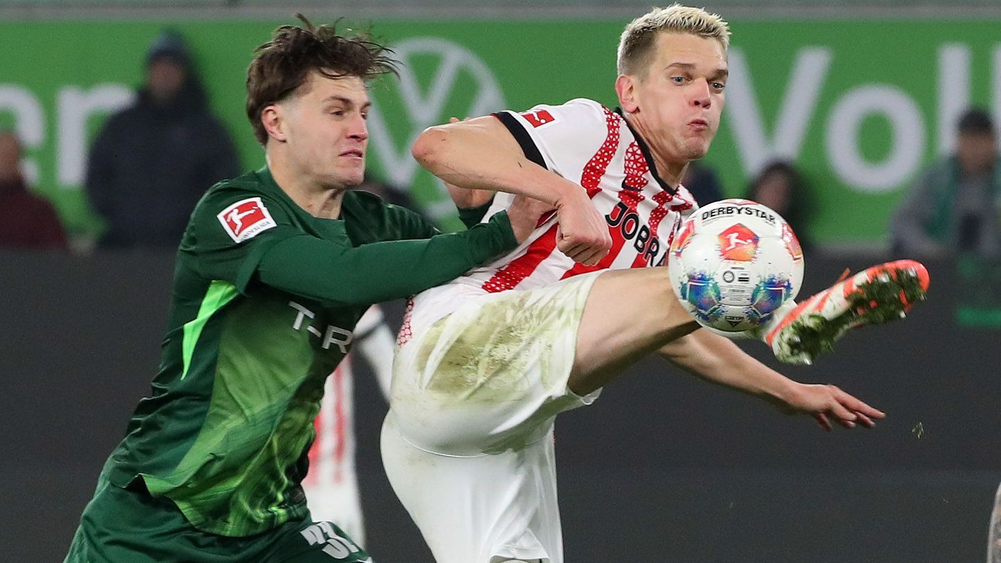Zweikampf zwischen Wolfsburgs Aaron Zehnter (l.) und Freiburgs Matthias Ginter