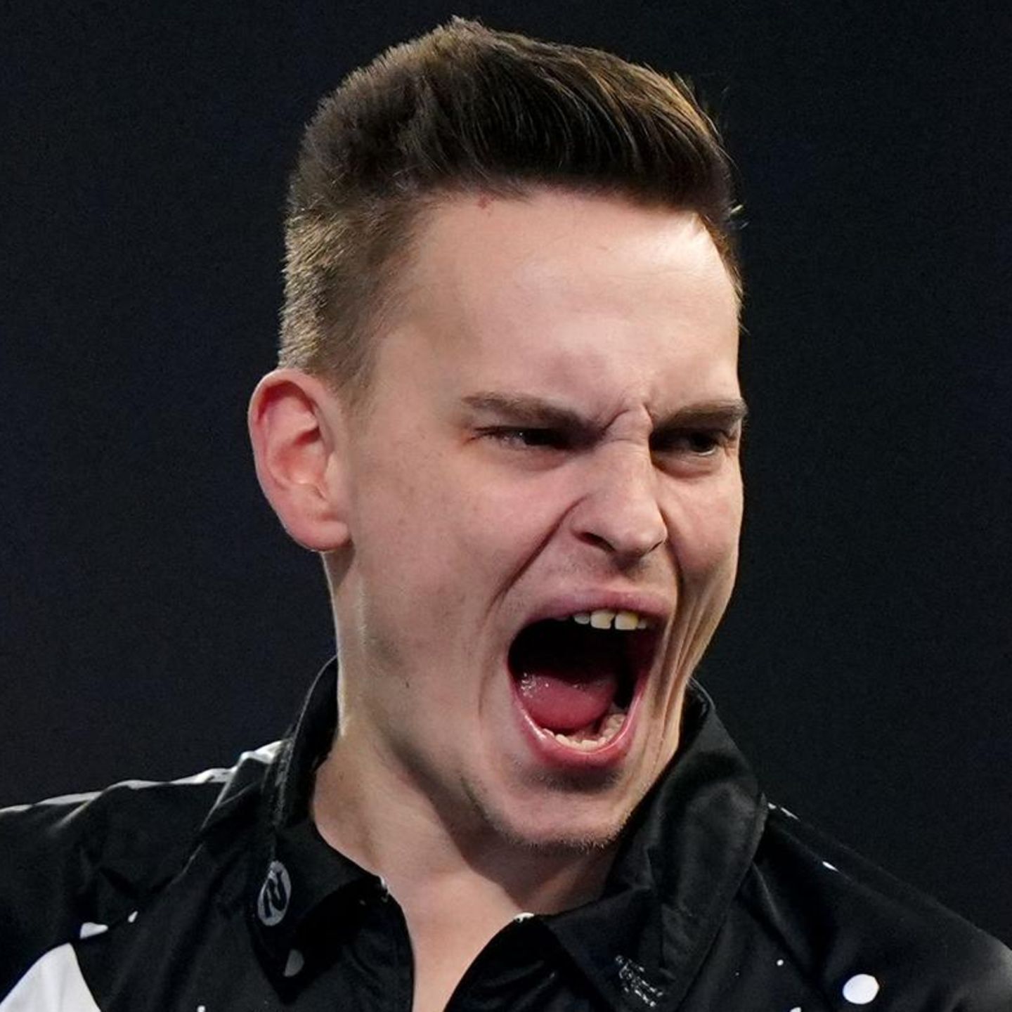 Ricardo Pietreczko jubelt im Spiel gegen den Engländer Dave Chisnall bei der Darts-WM im Alexandra Palace