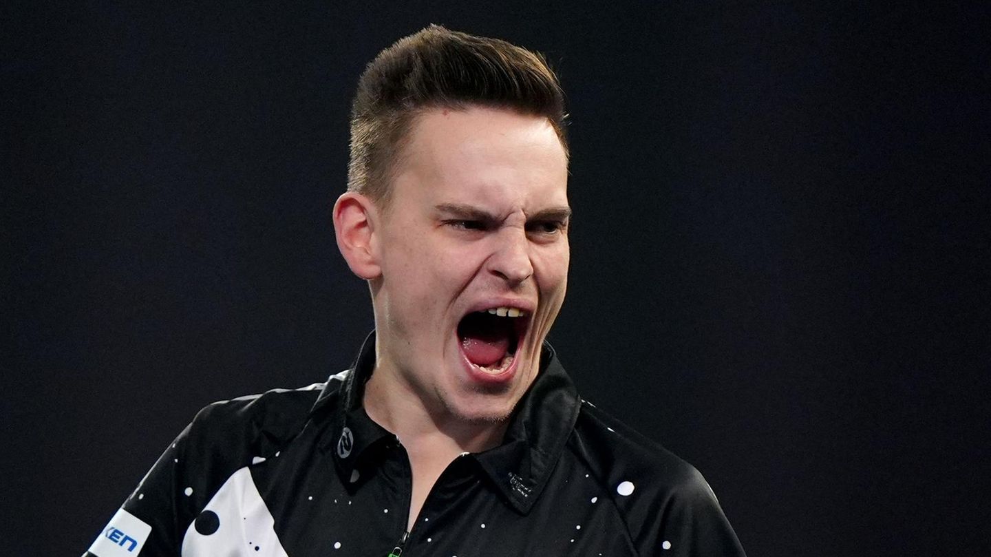Ricardo Pietreczko jubelt im Spiel gegen den Engländer Dave Chisnall bei der Darts-WM im Alexandra Palace