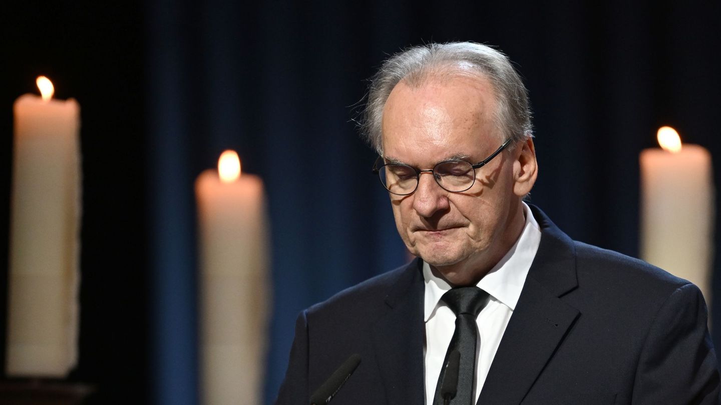 Ministerpräsident Reiner Haseloff beim Gedenken in der Magdeburger Johanniskirche. Foto: Hendrik Schmidt/dpa