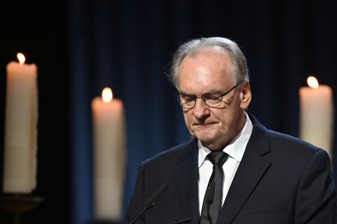 Ministerpräsident Reiner Haseloff beim Gedenken in der Magdeburger Johanniskirche. Foto: Hendrik Schmidt/dpa