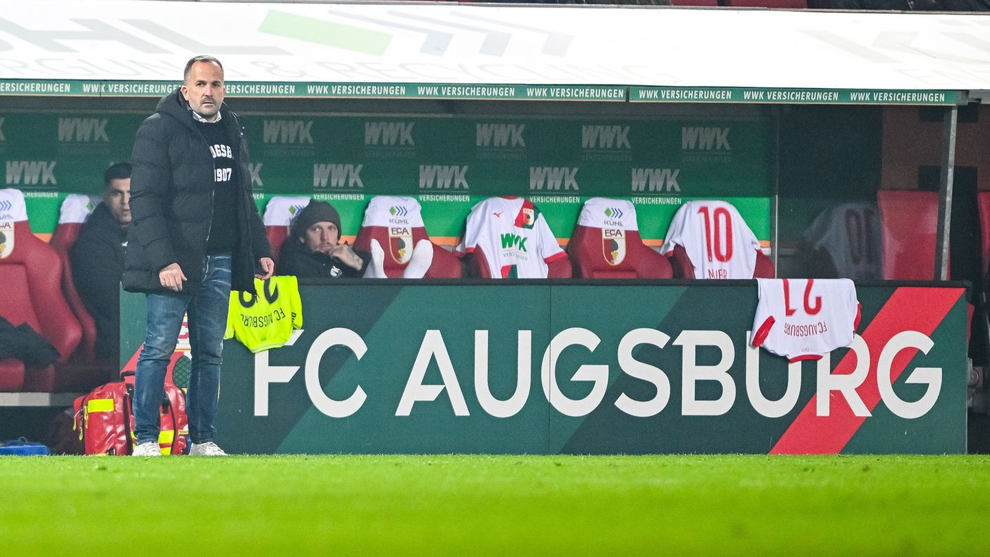 Manuel Baum in Aktion am Spielfeldrand beim 0:0 gegen Bremen. Foto: Harry Langer/dpa