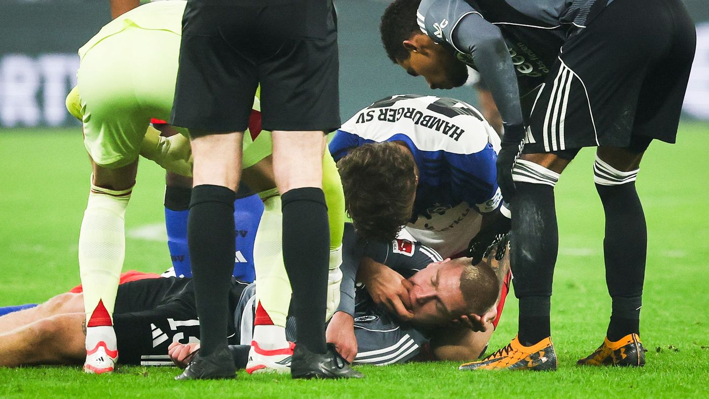 HSV-Verteidiger Luka Vuskovic hilft dem am Boden liegenden Eintracht-Profi Rasmus Kristensen. Foto: Christian Charisius/dpa