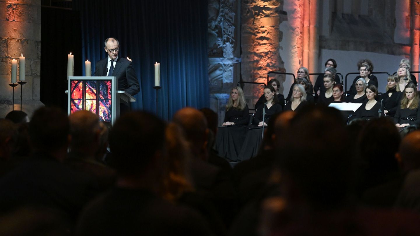 Bundeskanzler Friedrich Merz (CDU) spricht in der Johanniskirche bei der Gedenkveranstaltung für Betroffene und Hinterbliebene e
