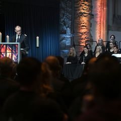 Bundeskanzler Friedrich Merz (CDU) spricht in der Johanniskirche bei der Gedenkveranstaltung für Betroffene und Hinterbliebene e