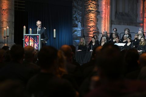 Bundeskanzler Friedrich Merz (CDU) spricht in der Johanniskirche bei der Gedenkveranstaltung für Betroffene und Hinterbliebene e