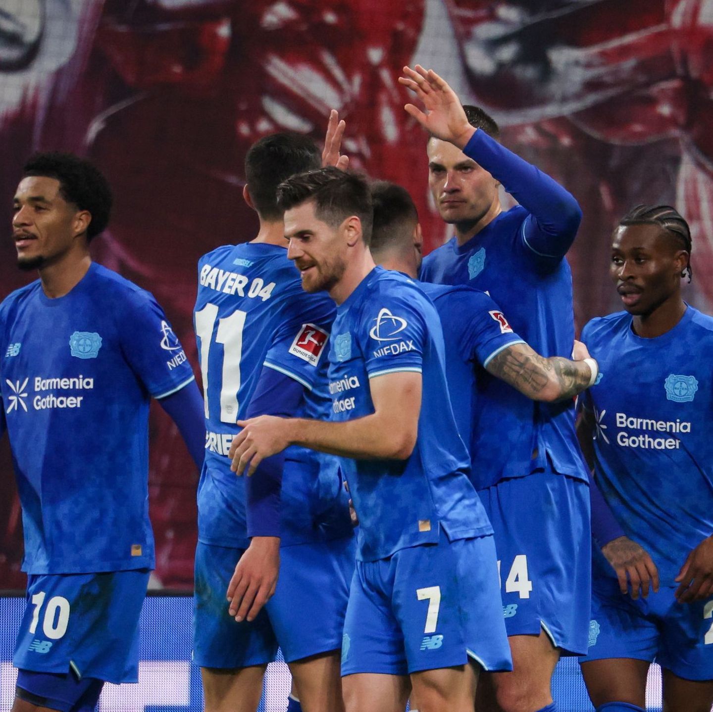 Leverkusens Spieler um Torschütze Patrik Schick (2.v.r.) jubeln nach dem Führungstreffer gegen Leipzig