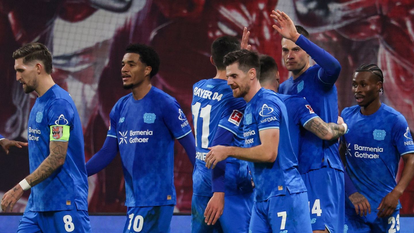 Leverkusens Spieler um Torschütze Patrik Schick (2.v.r.) jubeln nach dem Führungstreffer gegen Leipzig