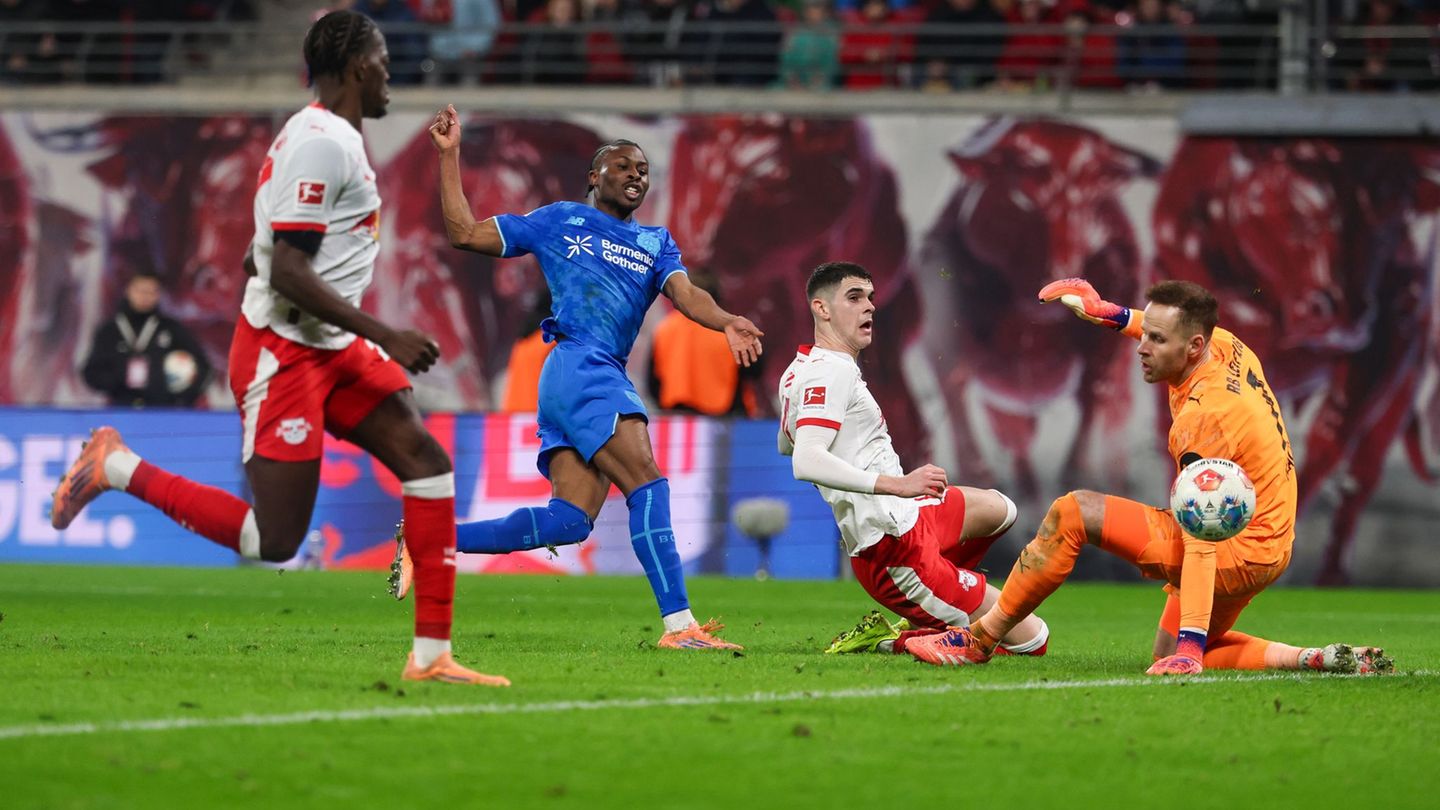 Im Spitzenspiel in Leipzig gab es viele Torszenen. Foto: Jan Woitas/dpa