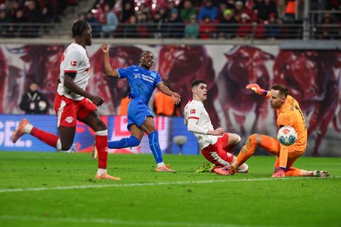 Im Spitzenspiel in Leipzig gab es viele Torszenen. Foto: Jan Woitas/dpa