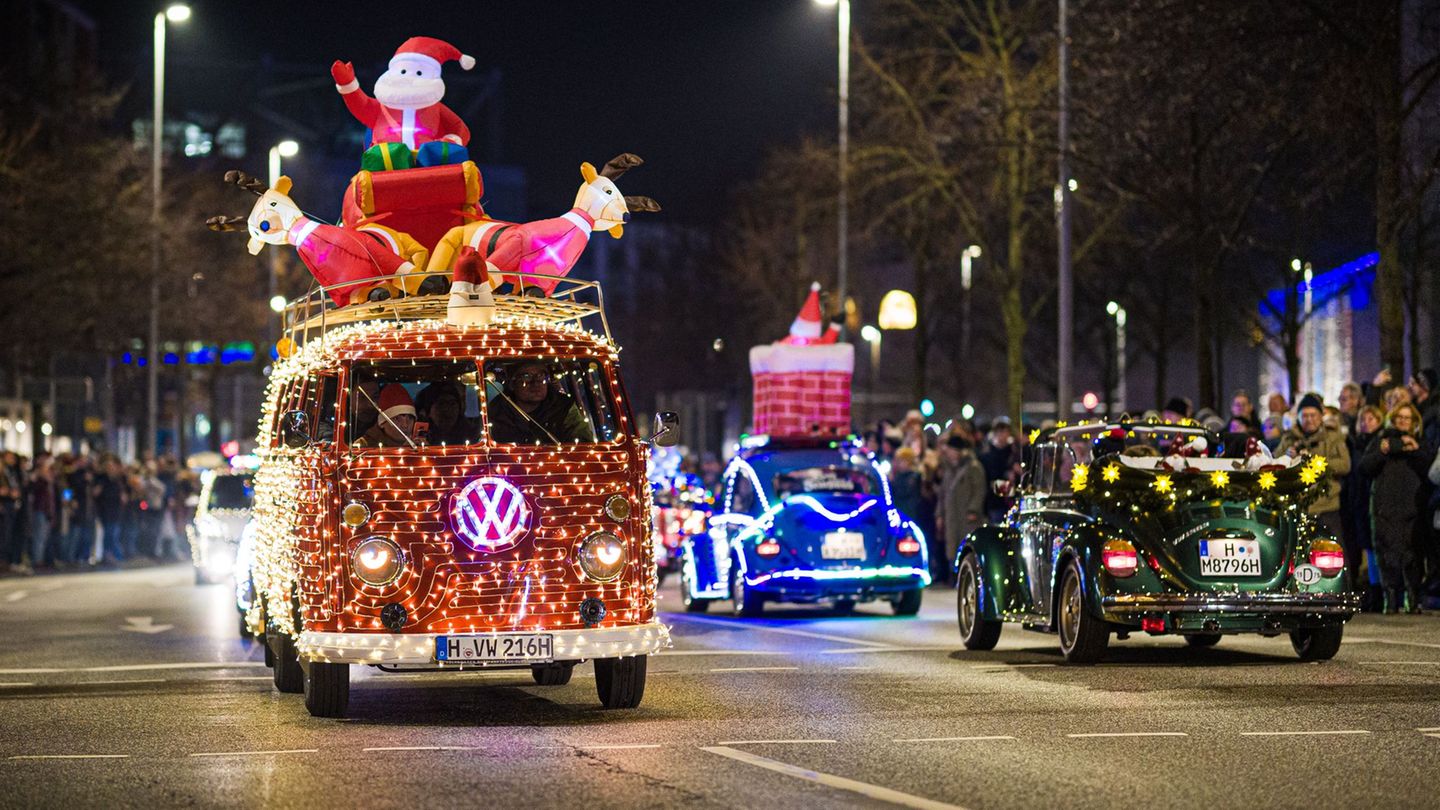 Ein Blickfang - geschmückte, leuchtende Autos auf den Straßen. Foto: Moritz Frankenberg/dpa
