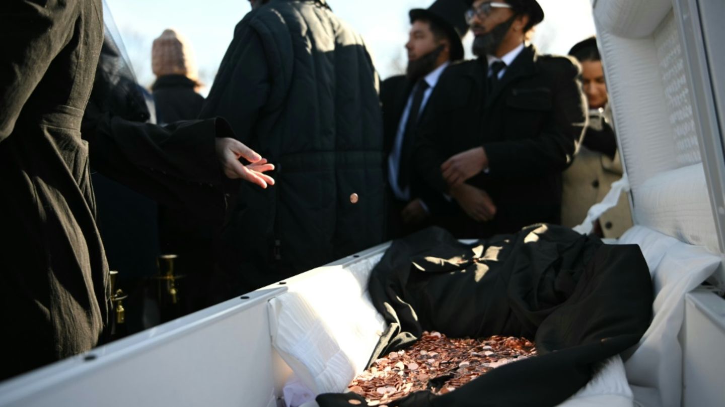 "Trauergäste" in historischen Kostümen