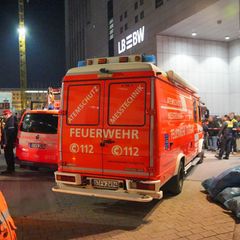 Einsatzfahrzeuge der Feuerwehr stehen am Hauptbahnhof in Stuttgart