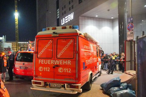 Einsatzfahrzeuge der Feuerwehr stehen am Hauptbahnhof in Stuttgart