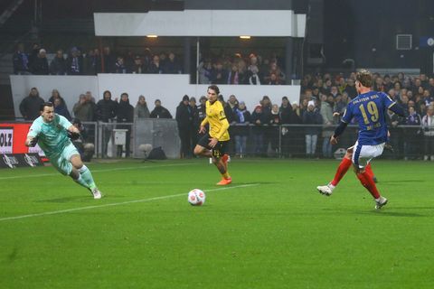 Phil Harres (Holstein Kiel) erzielt das Tor zum zwischenzeitlichen 1:1. Foto: Michael Hundt/dpa