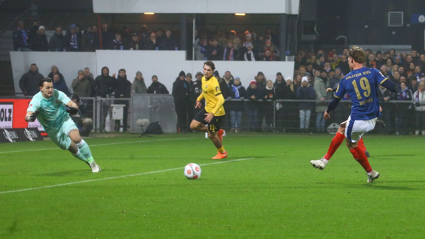 Phil Harres (Holstein Kiel) erzielt das Tor zum zwischenzeitlichen 1:1. Foto: Michael Hundt/dpa