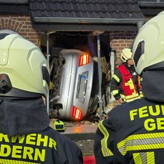Das Auto durchschlug den Eingangsbereich. Foto: Guido Schulmann/tv-niederrhein/dpa