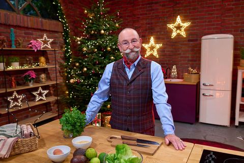 Horst Lichter lädts ein Publikum zum Weihnachtsabend ein. Es wird gekocht ...