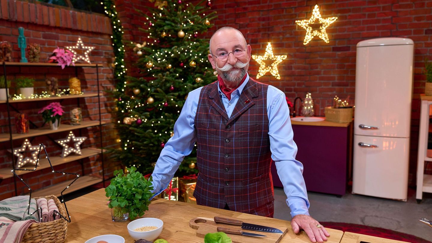 Horst Lichter lädts ein Publikum zum Weihnachtsabend ein. Es wird gekocht ...