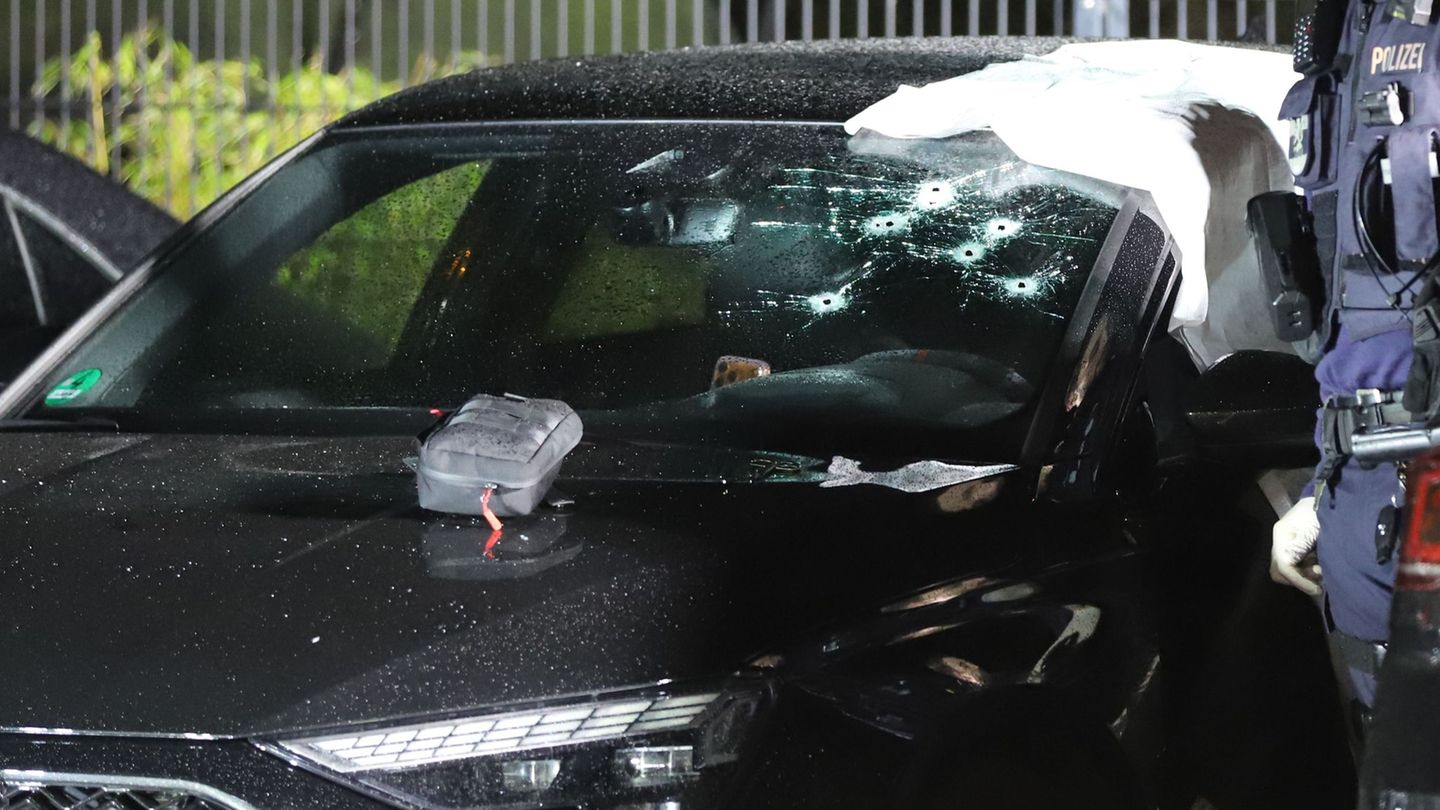 Die Polizei ist weiterhin am Tatort im Einsatz. Durch die Windschutzscheibe eines Wagens wurden Schüsse auf einen Mann abgegeben