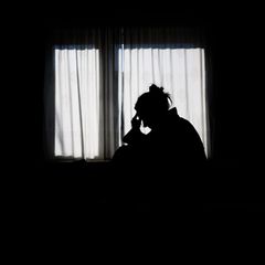 Einsamkeit ist ein häufiger Anlass für Anrufe bei der Telefonseelsorge. (Symbolbild) Foto: Julian Stratenschulte/dpa