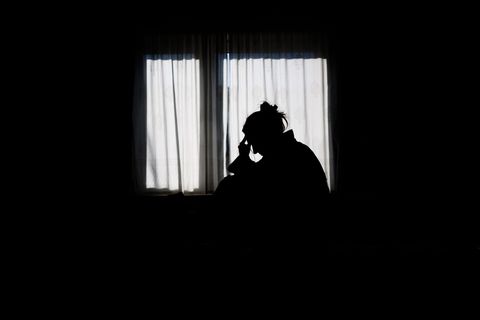 Einsamkeit ist ein häufiger Anlass für Anrufe bei der Telefonseelsorge. (Symbolbild) Foto: Julian Stratenschulte/dpa