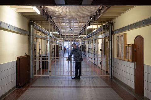 Für manche Häftlinge in Hessen können sich vor Weihnachten die Gittertüren vorzeitig öffnen. (Archivbild) Foto: Boris Roessler/d