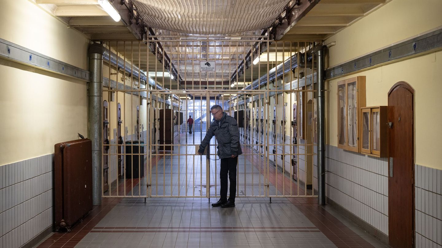 Für manche Häftlinge in Hessen können sich vor Weihnachten die Gittertüren vorzeitig öffnen. (Archivbild) Foto: Boris Roessler/d