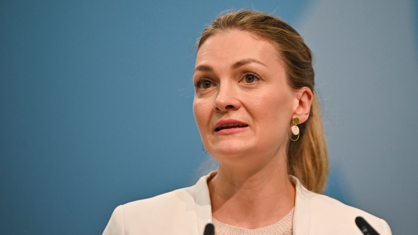 Nach dem Kompromiss zu den Krankenkassenbeiträgen fordert Bayerns Gesundheitsministerin Judith Gerlach (CSU) eine längerfristige