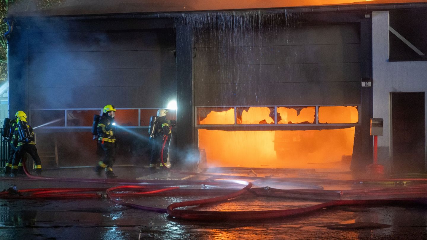 Notf-lle-Halle-brennt-Gro-einsatz-der-Feuerwehr-in-Barsb-ttel