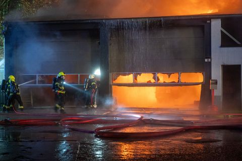 Eine Lagerhalle in Barsbüttel steht in Flammen. Foto: René Schröder/NEWS5/dpa