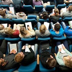 Das Erasmus-Programm ist vor allem für Auslandsaufenthalte von Studierenden bekannt. (Symbolbild) Foto: Julian Stratenschulte/dp